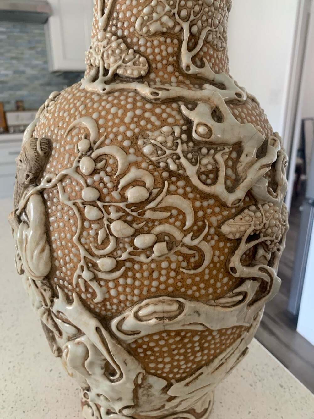 Chinese Art Center Moriage Relief Dragon and Immortality Pine Ceramic Vase - Picture 5 of 15